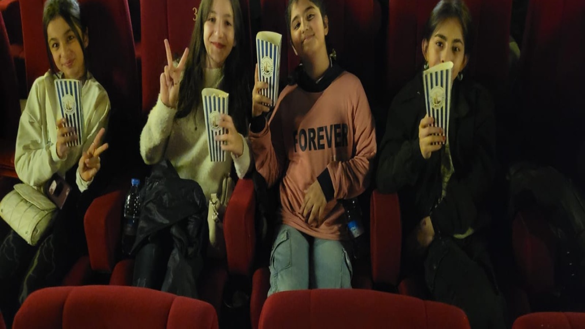 Ortaokul öğrencilerimiz öğretmenleri ile birlikte ‘Aybüke:Öğretmen Oldum Ben’ sinema filmine gitti.