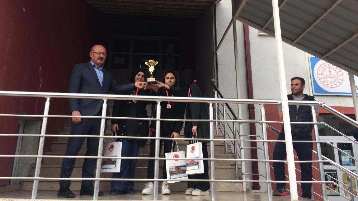 Satranç turnuvasında derece yapan öğrencilerimiz okul müdürü Yunus ERDİN tarafından ödüllendirildi.
